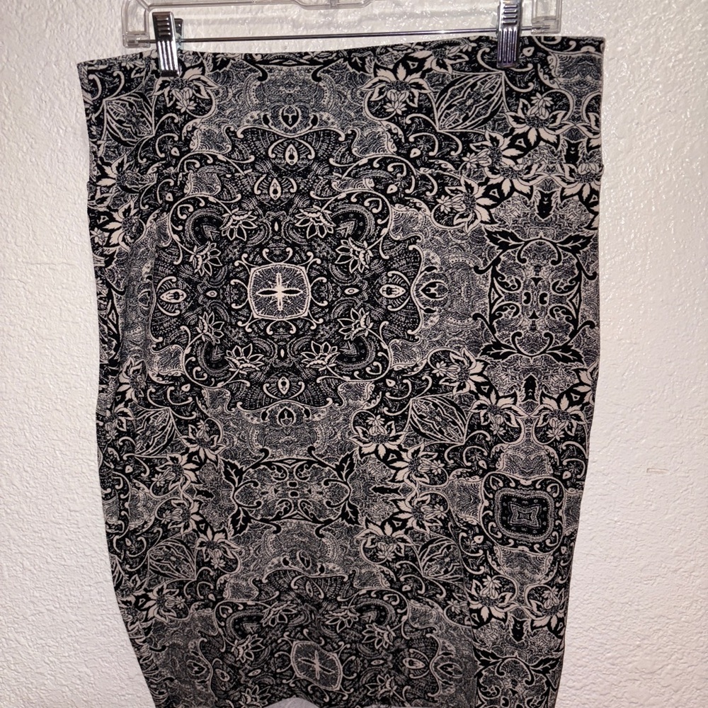 LuLaRoe Large Black and Gray Intricate Pencil Skirt